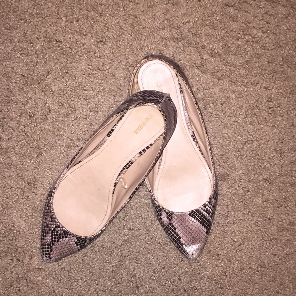 Pointed toe, fake snake skin flats